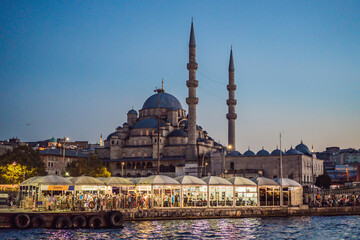 Obraz premium Yeni Cami New Mosque in Eminonu Istanbul, Turkey