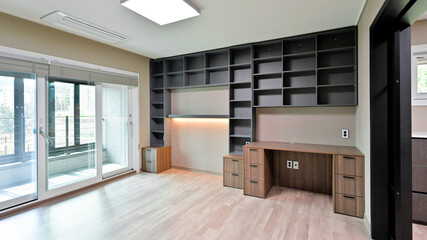 Using built-in furniture, one side of the wall was turned into a bookshelf