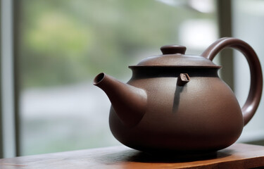 tetera de barro bebiendo té paisaje