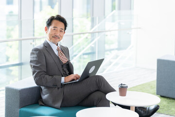 オフィスでパソコンで仕事するビジネスマン（上司・社長・リーダー）