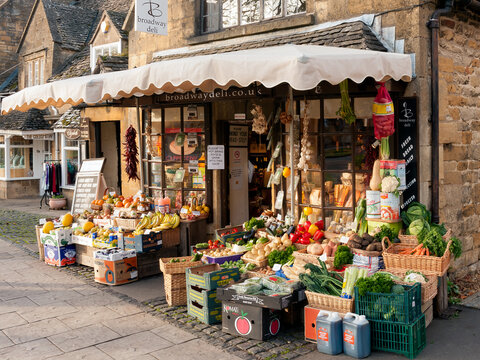 BROADWAY, WORCESTERSHIRE, UK - OCTOBER 31, 2009:  Pretty Green Grocer Shop On The High Street With Colourful Display Of Fruit And Vegetables Outside The Shop