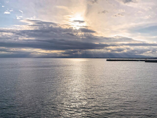 夕日が海面に輝く江ノ島の海