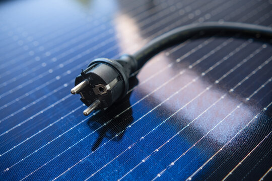 Schuko Stecker auf einem Solarpanel