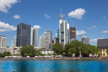 Fototapeta na wymiar Blick auf die Skyline von Frankfurt am Main