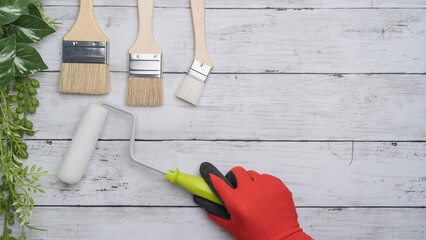 DIY・リフォーム・塗装業者　イメージ 　塗装道具と白い木目背景