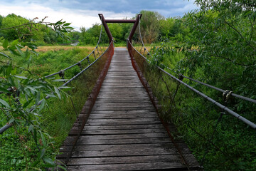 Most pieszy, drewniany, wiszący w Kryłowie.