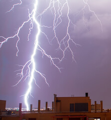 Rayo iluminando el cielo encapotado. Un potente rayo en el cielo nublado, en un oscuro día de...