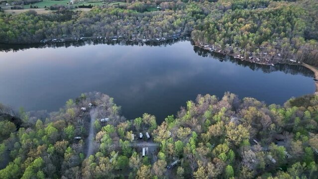 Aerial Chancellorsville Virginia lake campground fast. Rural community Spotsylvania County, Virginia, near Fredericksburg. American Civil War battleground. Summer recreation cabins and boats.