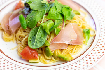 生ハムとアボカドのペペロンチーノパスタ