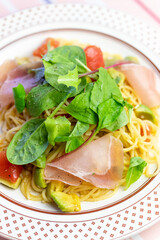 生ハムとアボカドのペペロンチーノパスタ