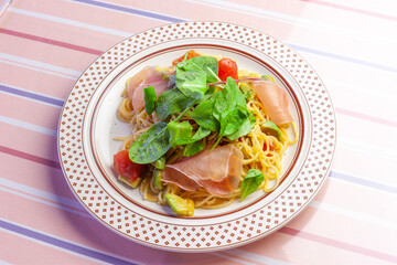 生ハムとアボカドのペペロンチーノパスタ