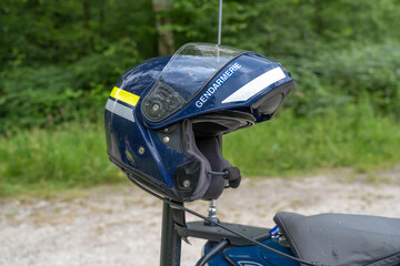 casque de moto gendarmerie nationale posé sur l'arrière d'une moto