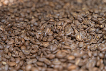 grains de café& dans une machine de torréfaction artisanale