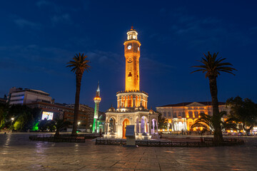 Obraz premium Evening illuminated view of the clock tower in Izmir Konak Square