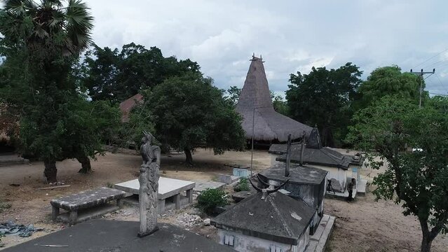 The best attraction that tourists may find in Praijing Megalithic Village is definitely Uma Bokulu or traditional houses of Sumba Island.