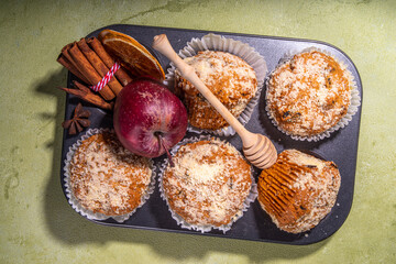 Apple pie crumble muffins