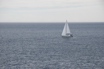 Obraz premium White sailboat