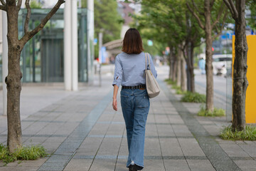 通りを歩く女性の後ろ姿