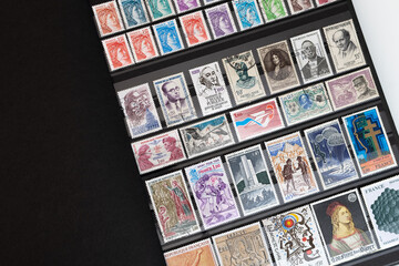 Fototapeta na wymiar Album de timbres de collection.