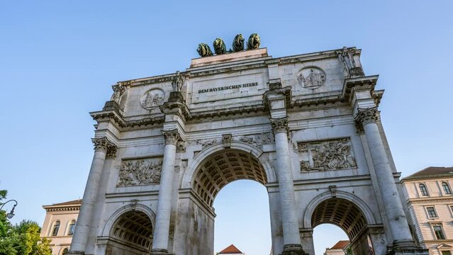 Hyperlapse Video of the Siegestor in Munich on a clear summer day.
