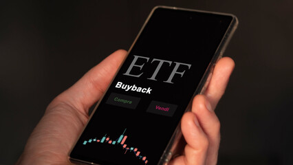 An investor analyzing an etf fund on a phone. Italian text: Buyback, buy, sell.