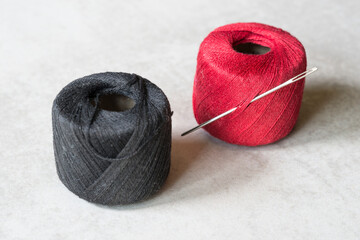 bobines de fil a couture, noir et rouge