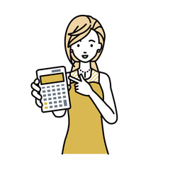 立って電卓を持ってこちらに向けて見せているドレスの女性