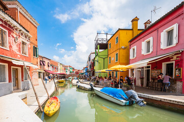 Fototapeta na wymiar Burano - Farbenfrohe Stadthäuser auf der Nachbarinsel von Venedig
