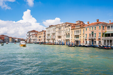 Fototapeta na wymiar Stadthäuser am Canale Grande in Venedig