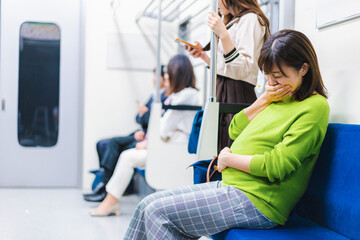 電車内で気分が悪くなった妊婦