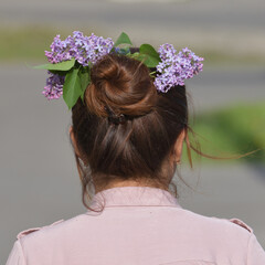 Naklejka premium Women's hairstyle with lilac branches. Back view