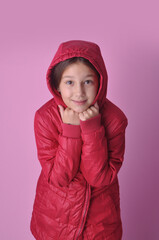menina pré adolescente com roupa de frio de inverno, expressão facial 