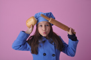 criança menina sorridente com pão e roupa de padeiro 