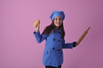 criança menina sorridente com pão e roupa de padeiro 