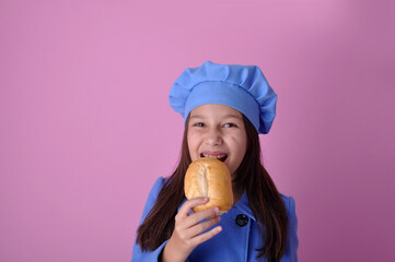 criança menina sorridente com pão e roupa de padeiro 