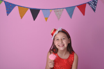 menina feliz com sorvete em festa junina