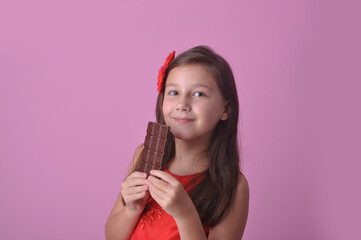criança menina feliz sorridente com barra de chocolates , delícia de cacau 