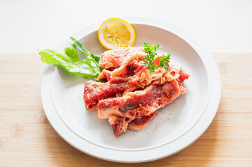 お皿に盛った味付き肉