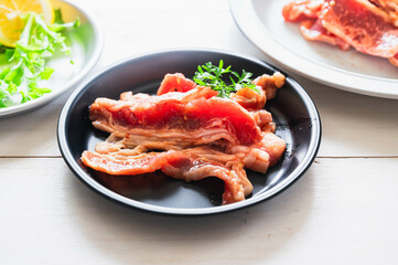 お皿に盛った味付き肉