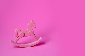 Obraz premium cavao rosa em fundo rosa 