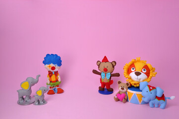 circo fofo com bonecos de pelúcia, macaco, palhaço, leão, cenário colorido divertido 