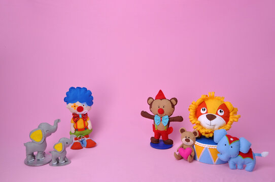 circo fofo com bonecos de pel&uacute;cia, macaco, palha&ccedil;o, le&atilde;o, cen&aacute;rio colorido divertido 