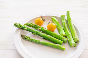 アスパラガスとミニトマト