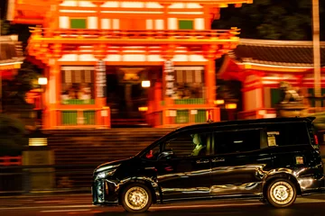 Selbstklebende Fototapeten 京都の夜の街を走る黒塗りのタクシー © sunrising4725