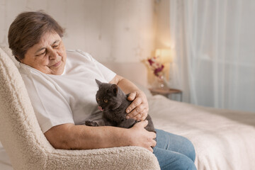 Obraz premium elderly people take care of cats and enjoy them at home