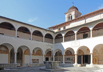 Fototapeta na wymiar il chiostro del santuario dei Santi Vittore e Corona di Anzù, presso Feltre