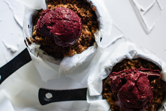 Blueberrie crumble with ice cream on top