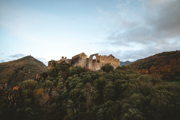 Fototapeta na wymiar riuins of castle in the mountains