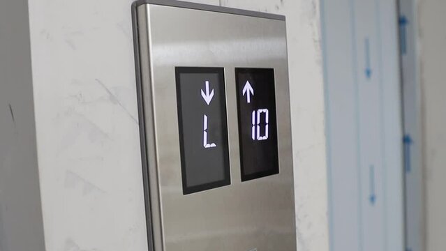 Pantalla digital de ascensor que muestra el n&uacute;mero de planta - ascensor que sube y baja en el centro comercial, hotel o centro de negocios - Vista cerrada.