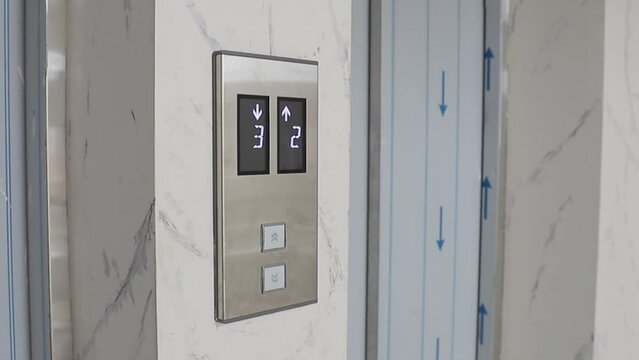 Pantalla digital de ascensor que muestra el n&uacute;mero de planta - ascensor que sube y baja en el centro comercial, hotel o centro de negocios - Concepto de tecnolog&iacute;a y transporte.
